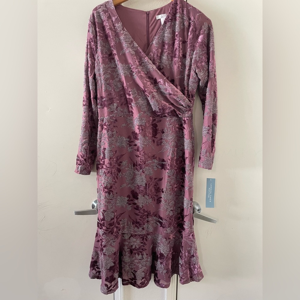 London Times Print V-Neck Long Sleeve Dress - Picture 3 of 4